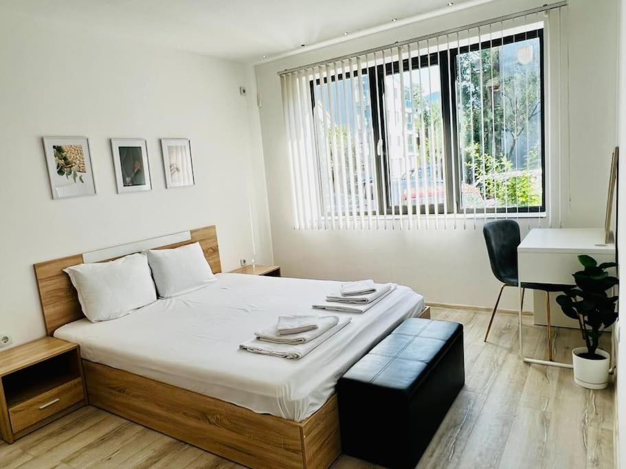 Кровать или кровати в номере Classic Modern Apartment with Parking Place
