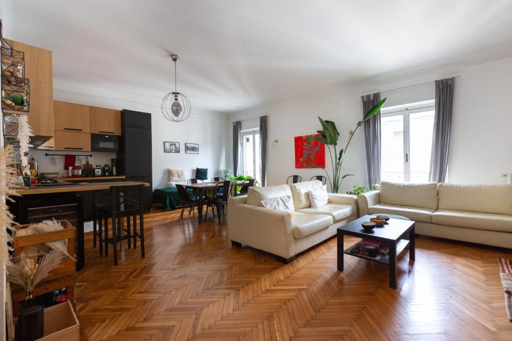 een woonkamer met een bank en een tafel bij Moscova Cosy Apartment in Milaan