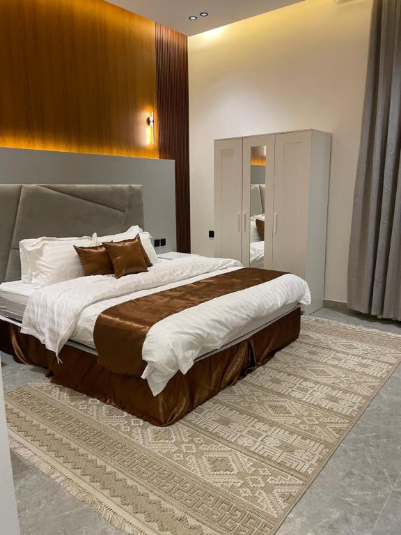um quarto com uma cama grande num quarto em أعناب الفندقية em Baljurashi