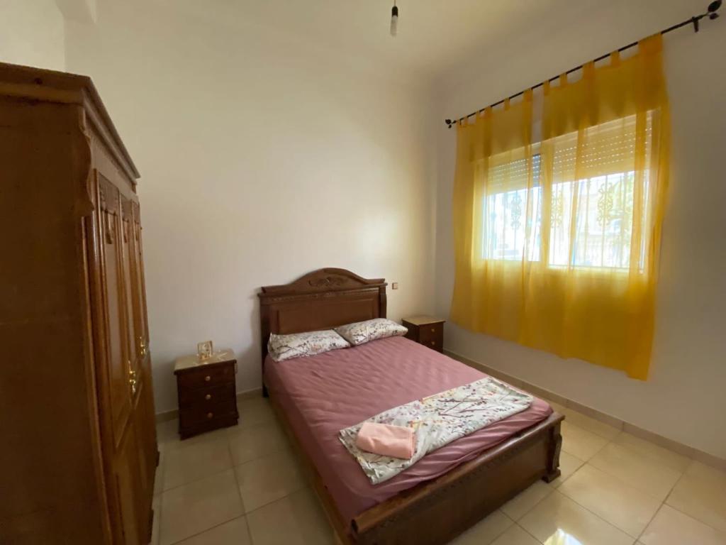 Tempat tidur dalam kamar di Appartement Martil 3 chambres proche de centre ville 5mn à pied et la plage 10mn à pied et 10mn de aeroport Tetouan en voiture