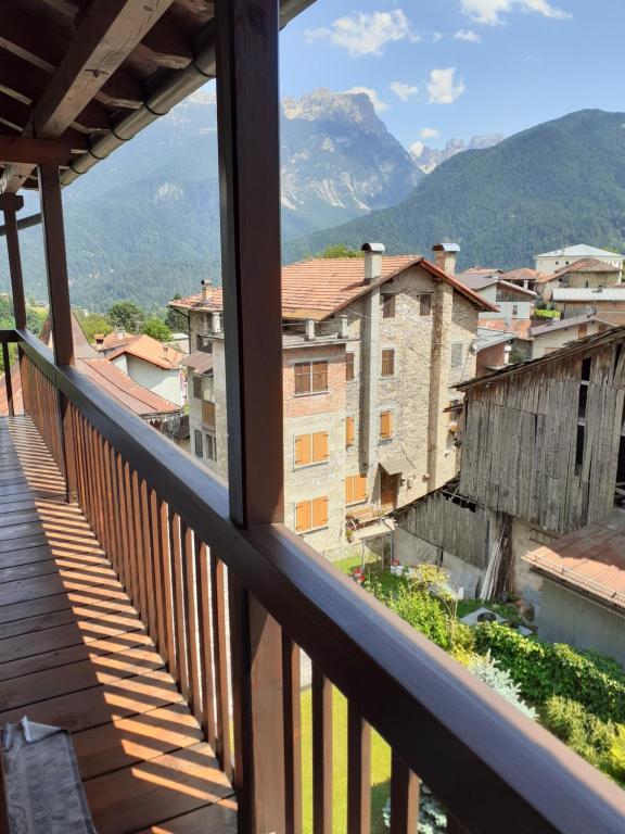 een balkon met uitzicht op de stad bij Camera con vista in Calalzo