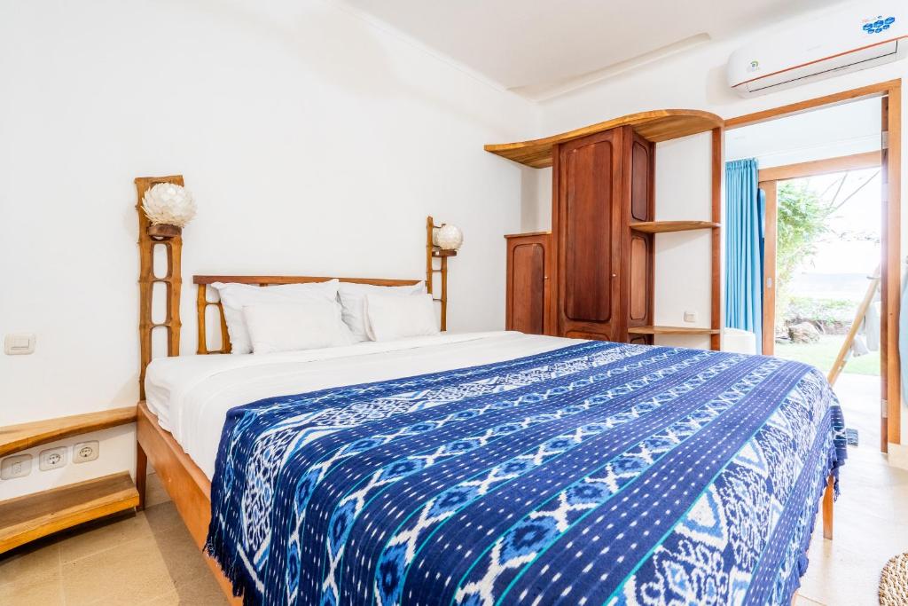 Postel nebo postele na pokoji v ubytování Inlight Lombok Beach Hotel
