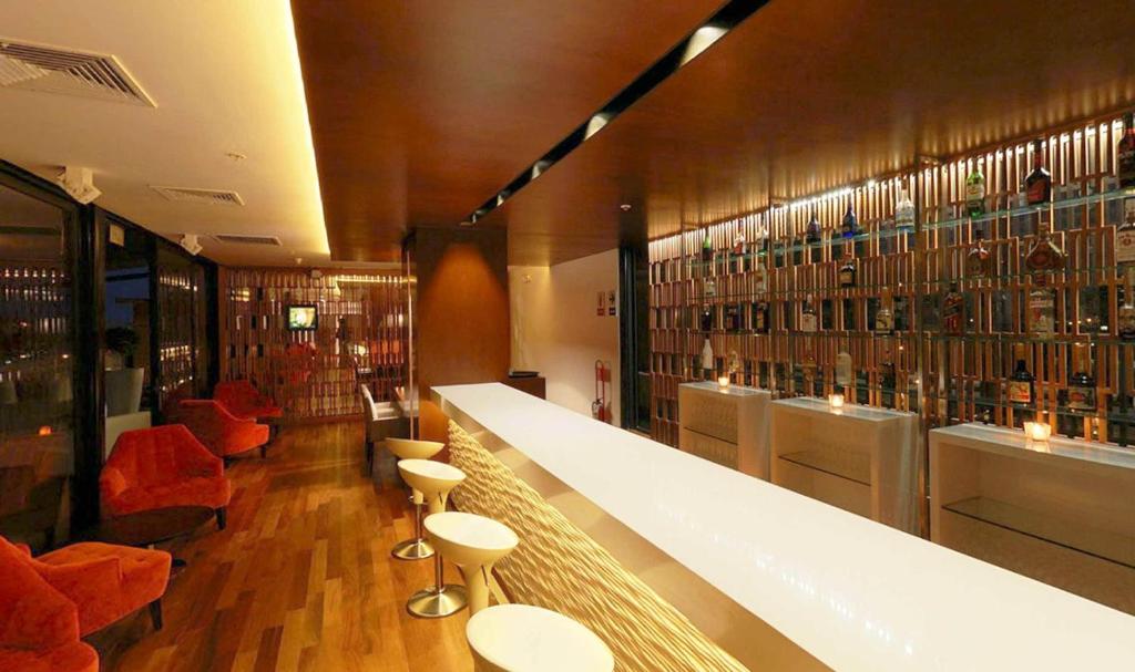 Lounge o bar area sa NM Lima Hotel