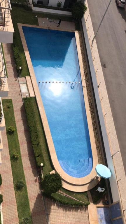 una vista aérea de una gran piscina azul en Appartement a louer avec piscine-Bouznika, en Rabat