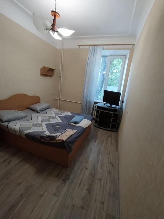 Ένα ή περισσότερα κρεβάτια σε δωμάτιο στο Main street Sobornaya apartment