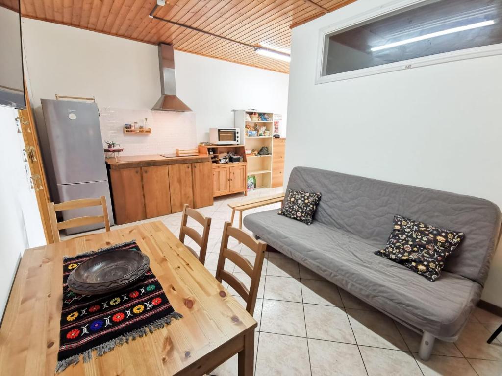 波坦察港的住宿－Sun Beach Apartment - Porto Potenza Picena，客厅配有沙发和桌子