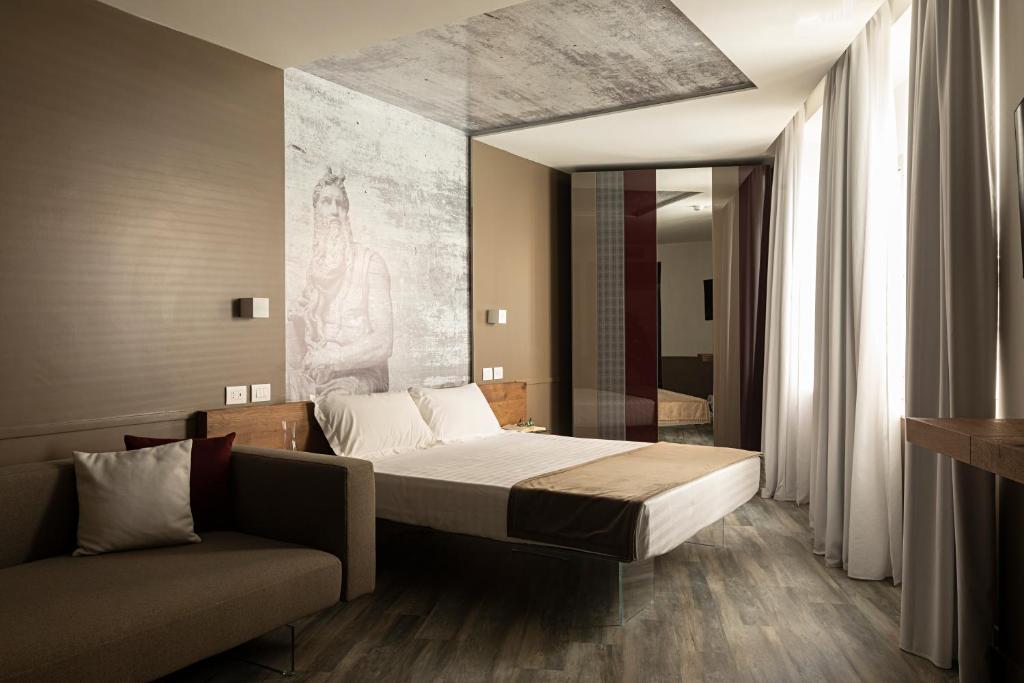 a bedroom with a bed and a couch at Hotel Regno in Rome