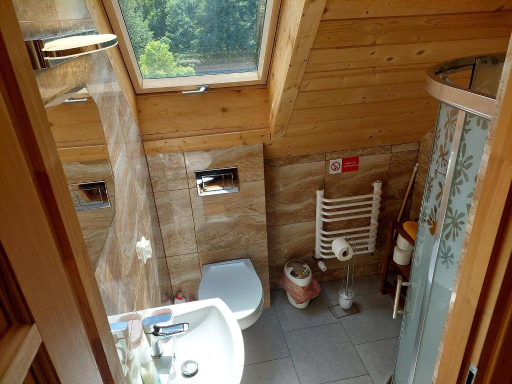 A bathroom at Štýlový Zrub Martina A s kúpacou Kaďou a detským ihriskom!