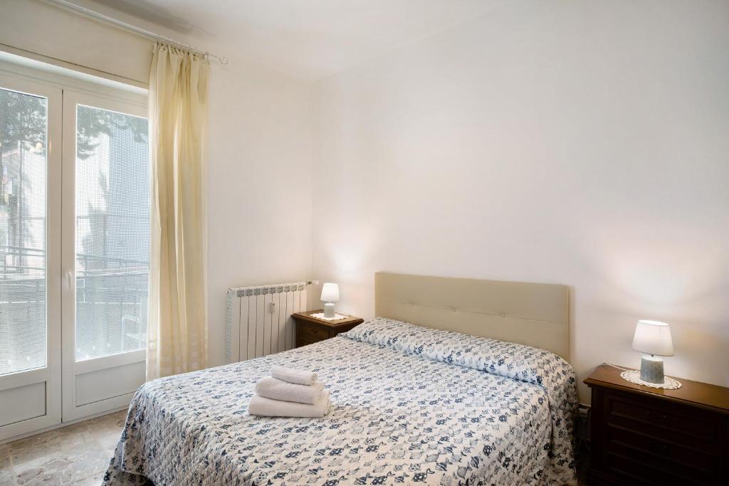 una camera da letto con un letto e due asciugamani di Casa di Paolo a Imperia