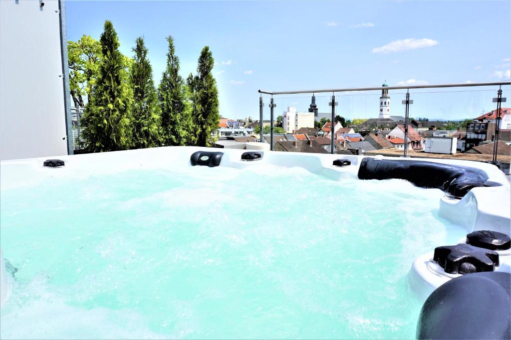 a jacuzzi tub with blue water in at Panorama Penthouse Apartment mit Klima und Whirlpool für bis zu 6 Personen in Frankenthal