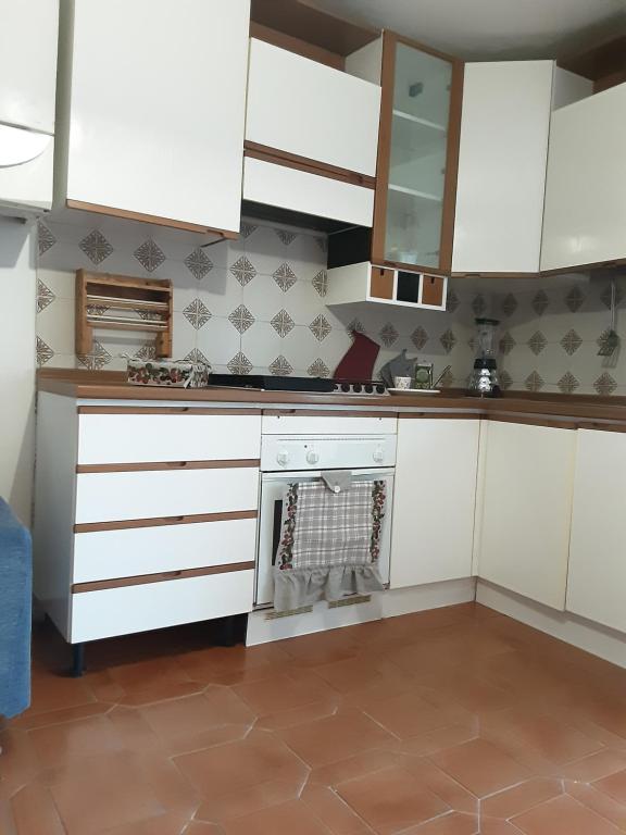 eine Küche mit weißen Schränken und einem Geschirrspüler in der Unterkunft Il Rifugio di Lo.Ma. in Terni