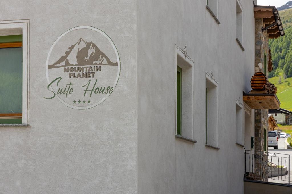 Certifikát, ocenenie alebo iný dokument vystavený v ubytovaní Wood Mountain Planet Suite House