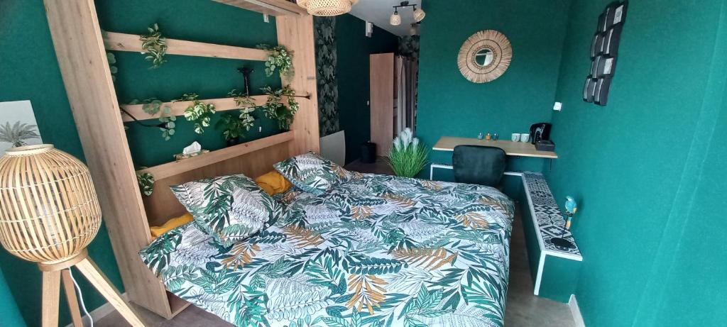1 dormitorio con cama y pared verde en Chambre indépendante piscine en saison petit déjeuner inclus, en Véretz