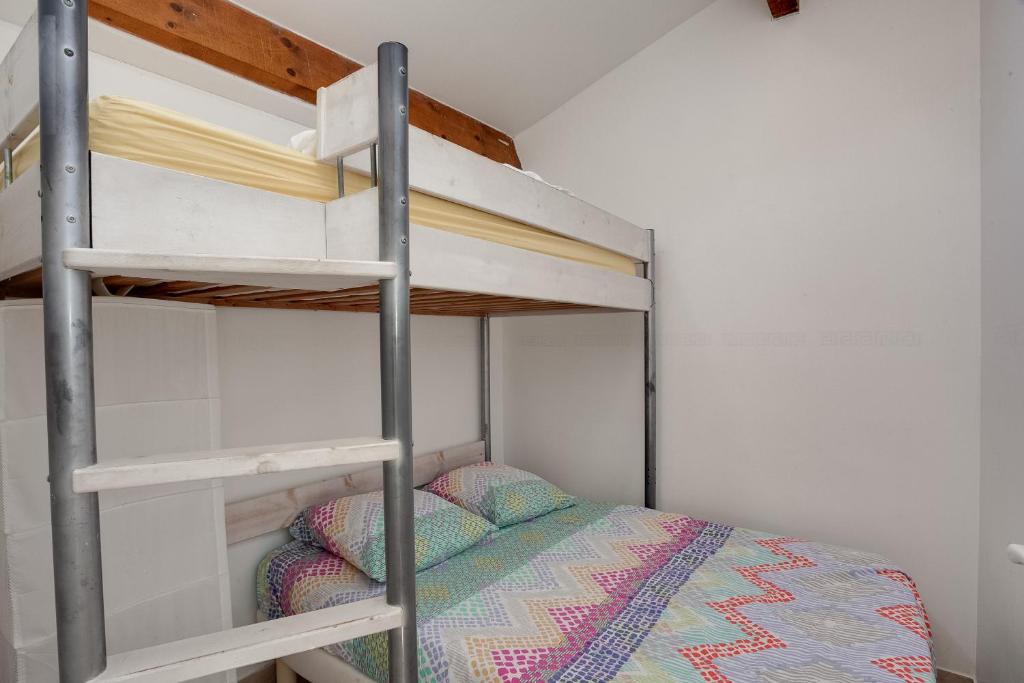 a bunk bed in a room with a bunk bedutenewayewayangering at Apartments La Vieille Source in Saint-Martin-dʼArdèche