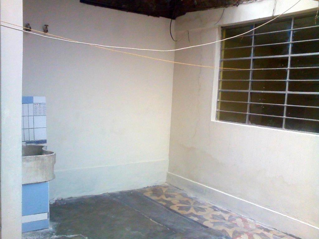 esquina de una habitación con ventana en Alquilo 3 cuartos, 2 baños, patio, cocina, sala. Comas, en Lima