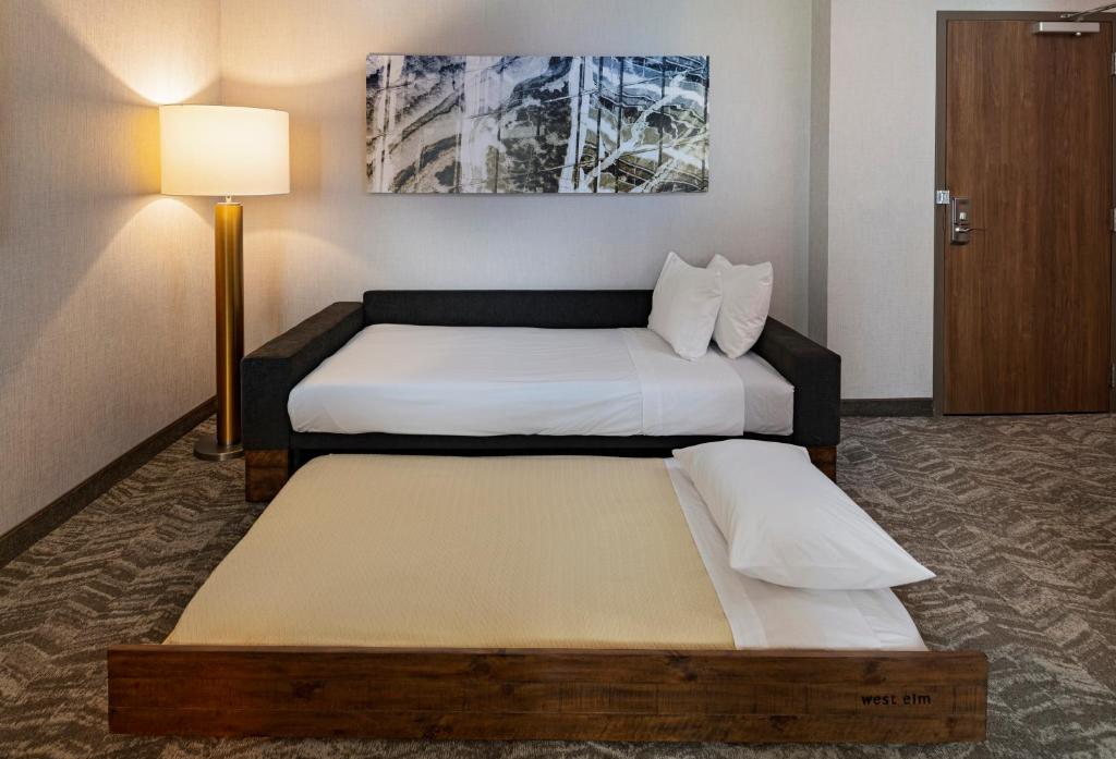 Postel nebo postele na pokoji v ubytování SpringHill Suites by Marriott Dallas Richardson/University Area