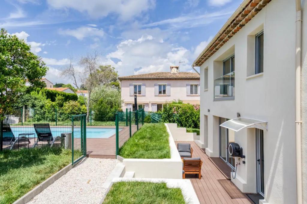 einen Hinterhof mit einem Pool und einem Haus in der Unterkunft Villa Constance - Antibes in Antibes