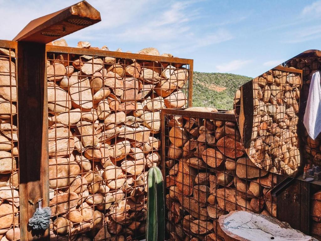 Nespecifikovaný výhled na hory nebo výhled na hory při pohledu z luxury tent