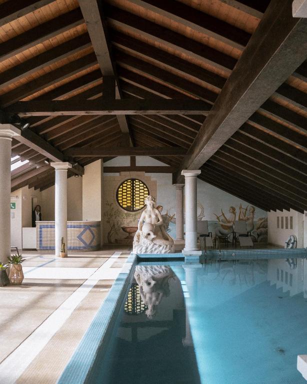 Bazén v ubytování Il Castello Di San Gaudenzio nebo v jeho okolí