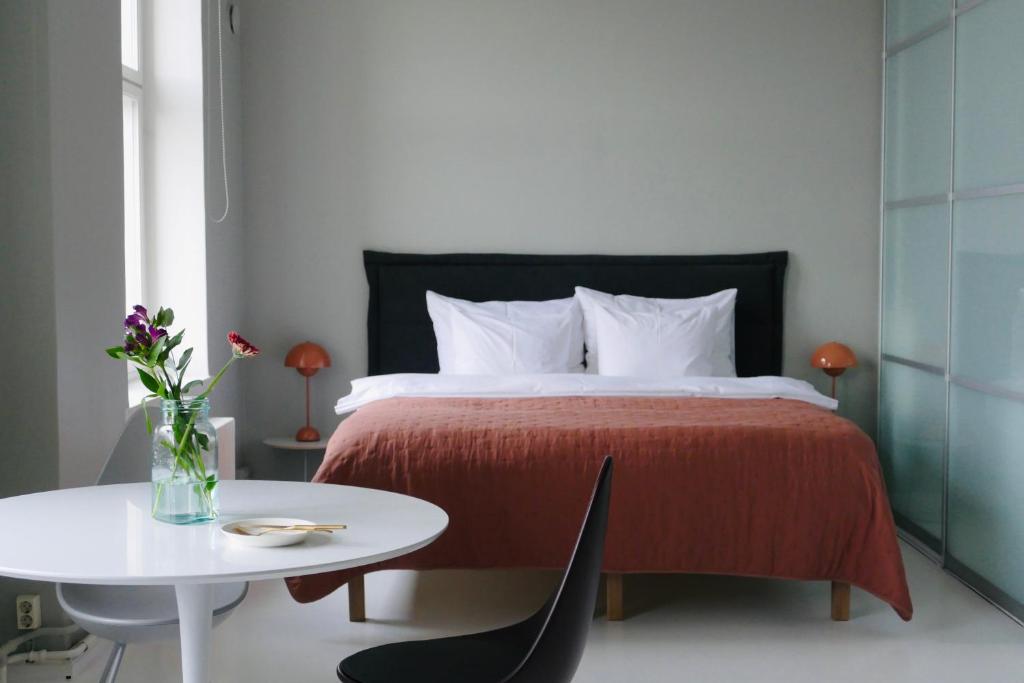 1 dormitorio con cama con mesa blanca y mesa blanca sidx sidx sidx en Kruna by the Sea, en Helsinki