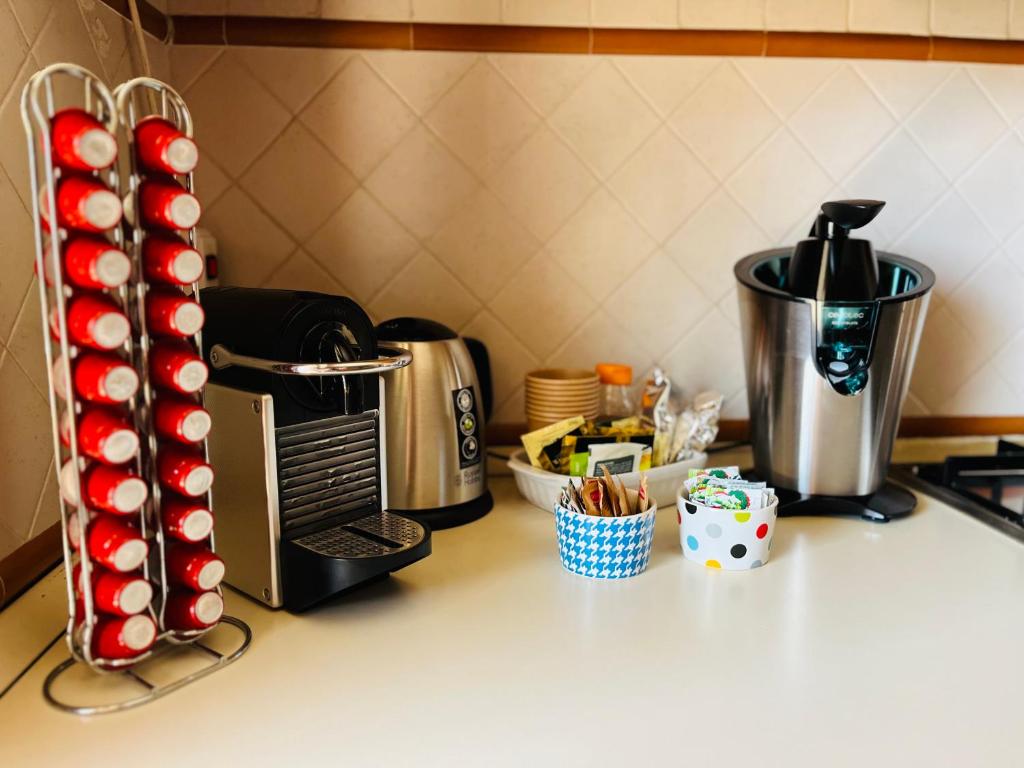 un bancone della cucina con macchinetta del caffè e tostapane di Appartamento tra Aeroporto DaVinci e Fiera di Roma a Fiumicino