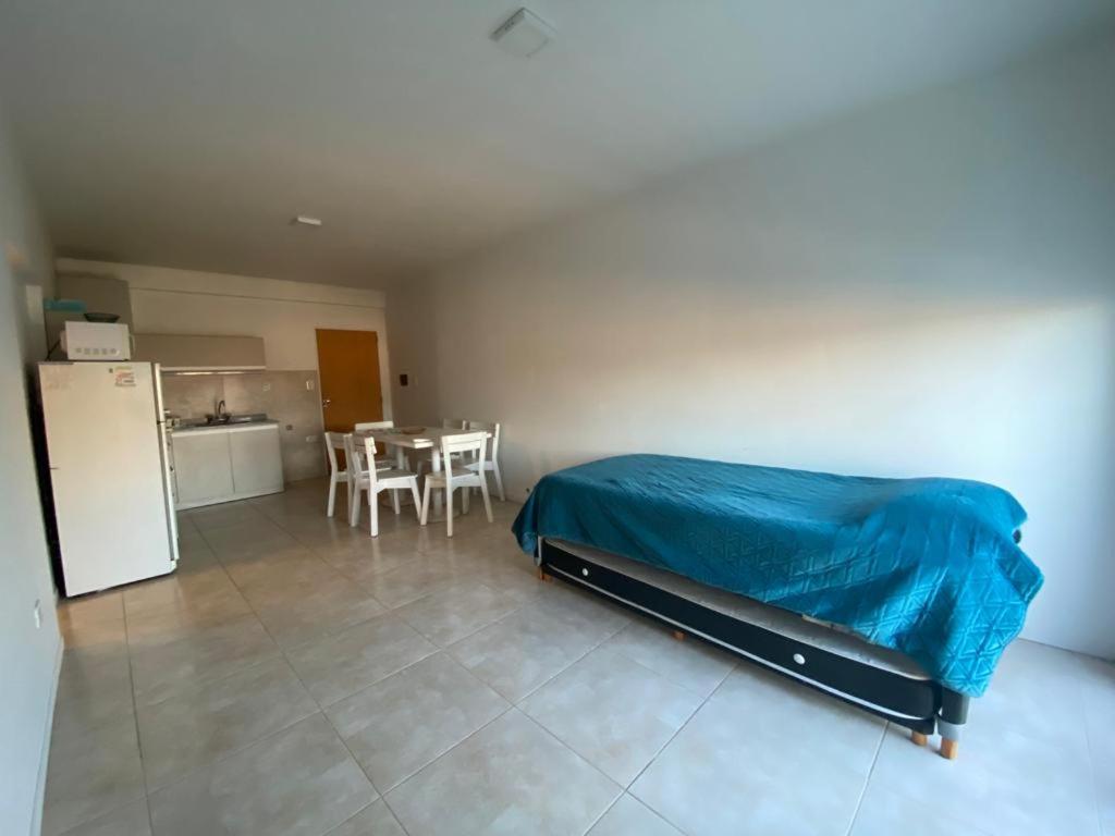 1 dormitorio con 1 cama, cocina y mesa en Departamento en Costanera, piso 2 en Gualeguaychú