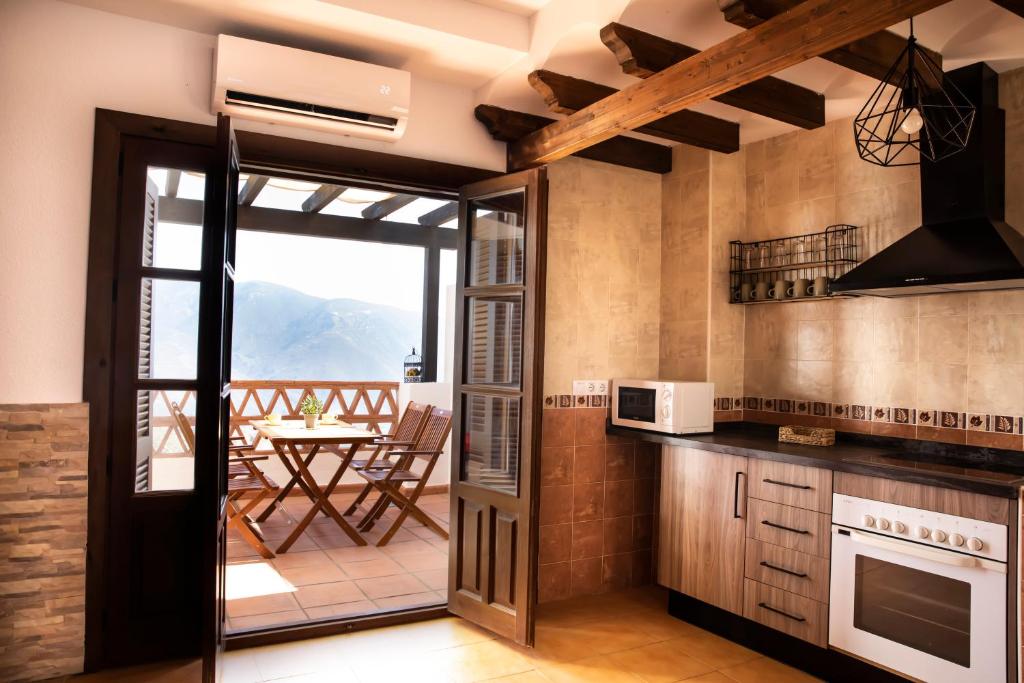 Kuchyň nebo kuchyňský kout v ubytování tuGuest Carataunas Apartment Alpujarra VI