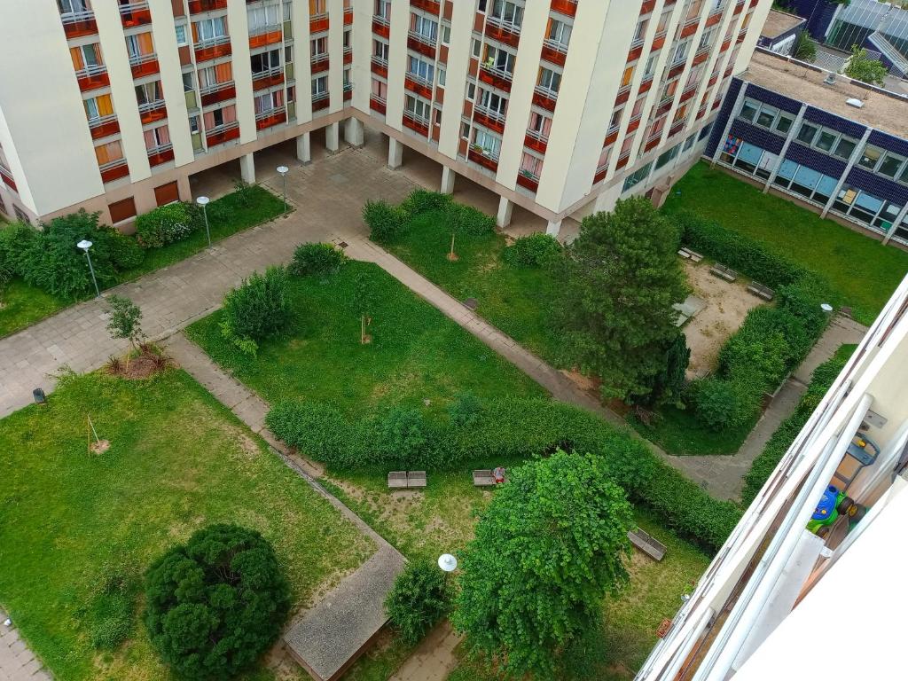 una vista aérea de un parque frente a un edificio en Room in Guest room - Chambre dhote sur ParisPantin en Pantin