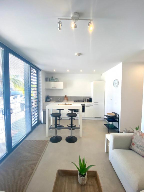 Kuchyň nebo kuchyňský kout v ubytování La Vista Luxury Apartment Jan Thiel