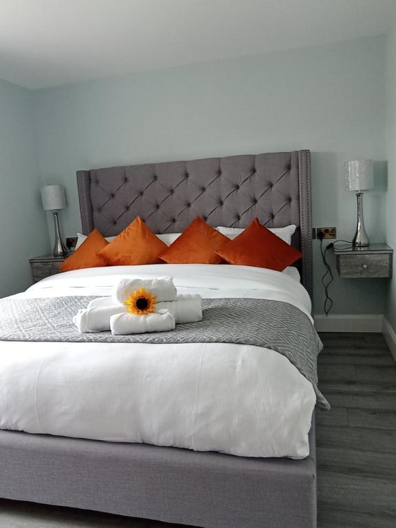 een slaapkamer met een groot bed en handdoeken bij Tiernan's Luxury King Room Ensuite in Newtown-Dillon