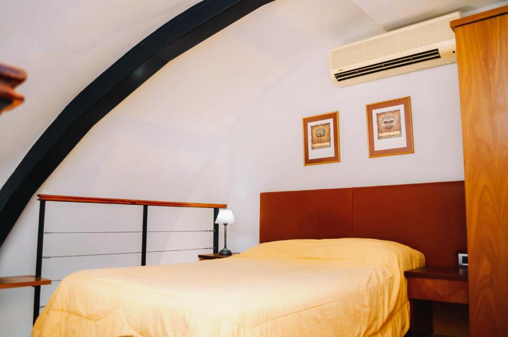 Tempat tidur dalam kamar di Rosario Suites