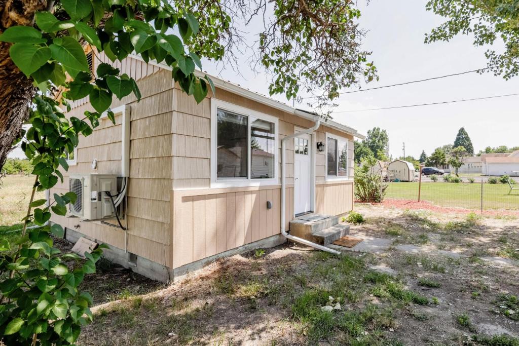 een tiny house met een deur en een raam bij Lewiston Vacation Rental Near Clearwater River! in Lewiston