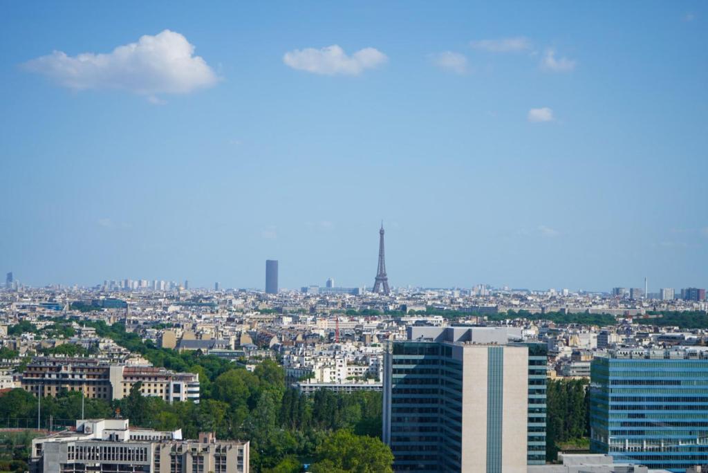 Vue panoramique sur Paris : Sublime appartement au centre de Courbevoie في كوربفوا: اطلالة على مدينة من اعلى المبنى
