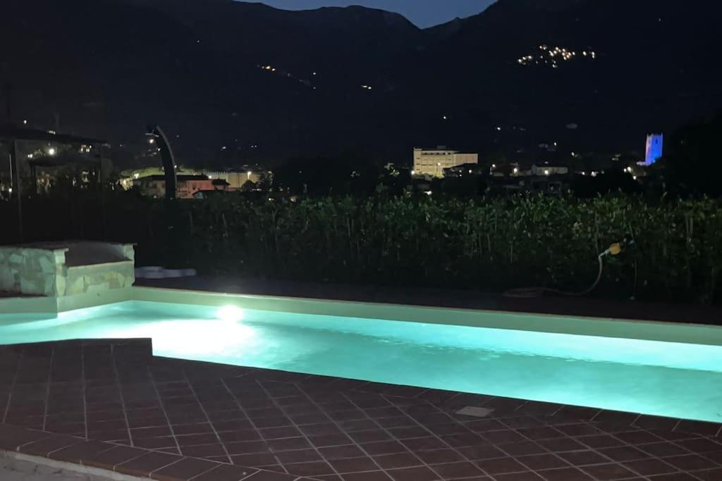 una piscina illuminata di notte di Villa Belvedere Versilia - Villa con tre camere, cucina, sala, giardino con piscina e vista - 7 posti letto a Camaiore