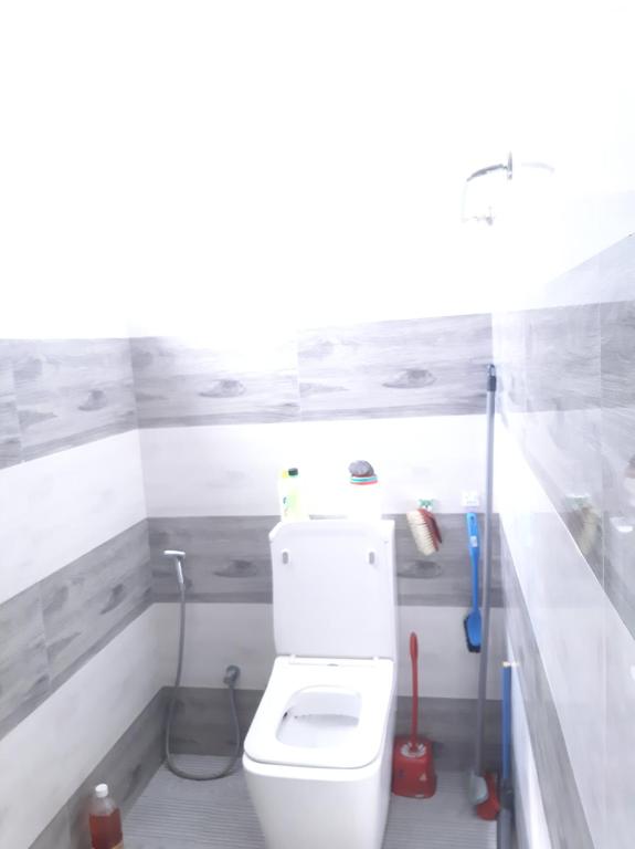 マータラにあるLiyashi homesのバスルーム(白いトイレ付)が備わります。