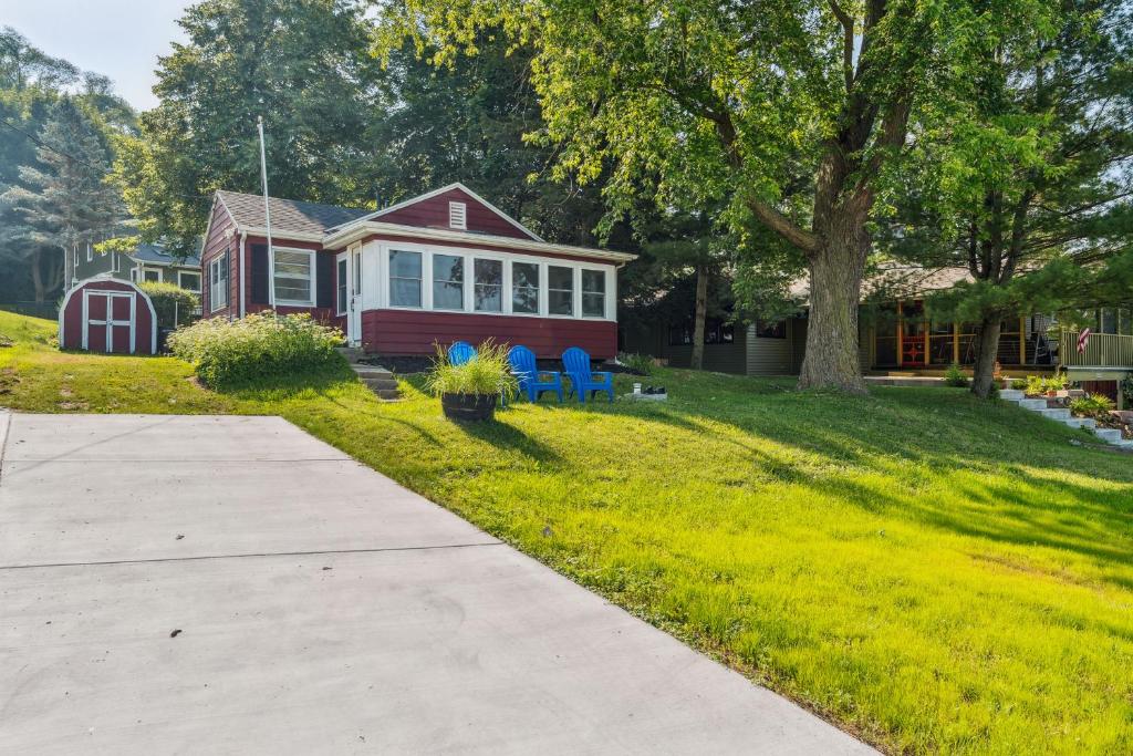 Κήπος έξω από το Delavan Retreat with Patio on Turtle Lake!