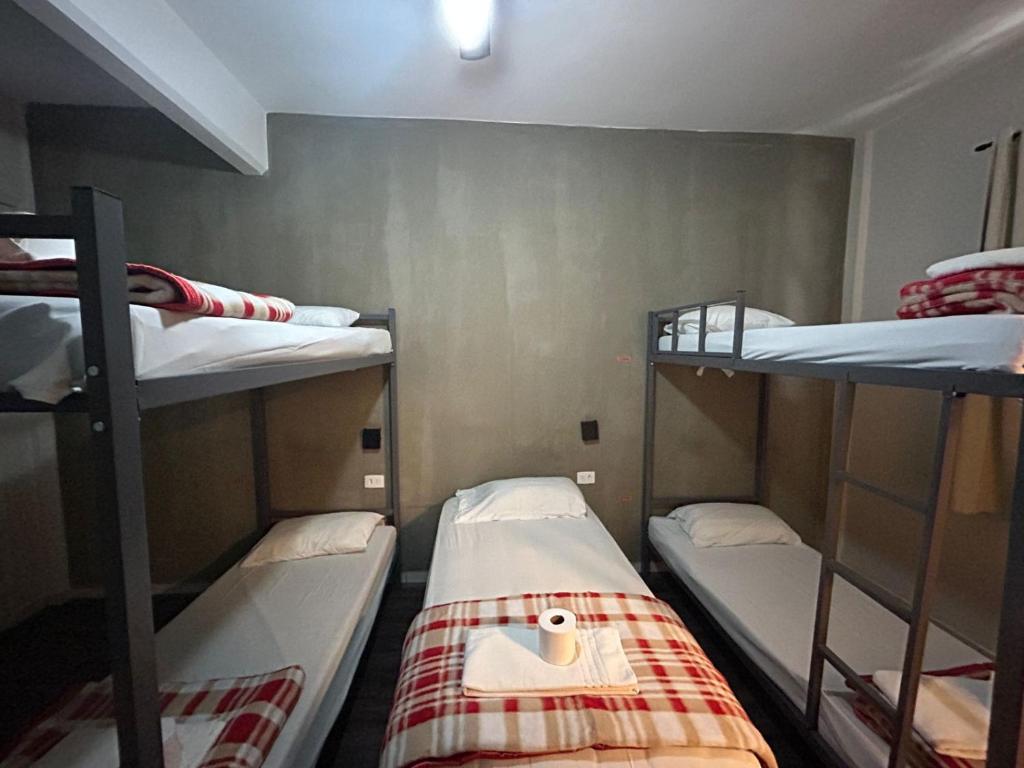 Uma ou mais camas em beliche em um quarto em Hostel Carabelas