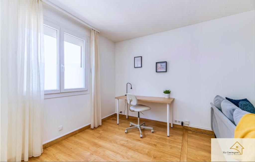 a bedroom with a desk and a bed and a window at Le Mykonos¶ Gare¶ 2Garages ¶Jardin ¶Spacieux in Grenoble