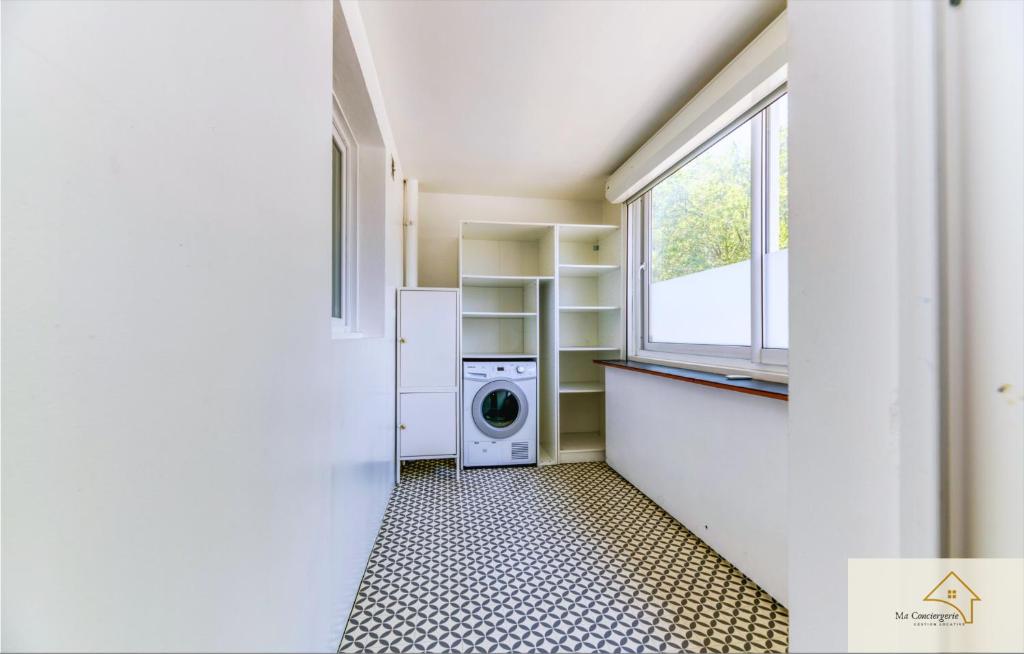 a laundry room with a washing machine and a window at Le Mykonos¶ Gare¶ 2Garages ¶Jardin ¶Spacieux in Grenoble