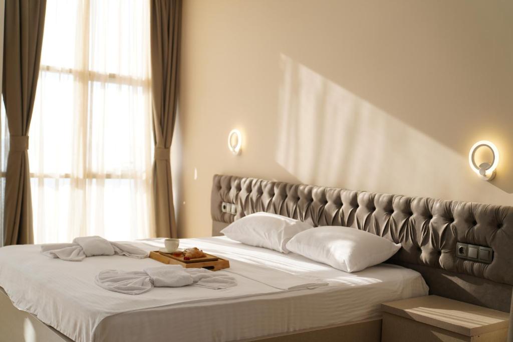 Postel nebo postele na pokoji v ubytování RUMI Hotel