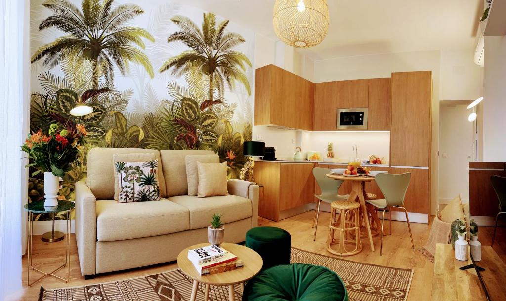 Il comprend un salon avec un canapé et une cuisine. dans l'établissement Nuevo Apartamento en el Centro de Madrid a 3 calles de Gran Vía, à Madrid
