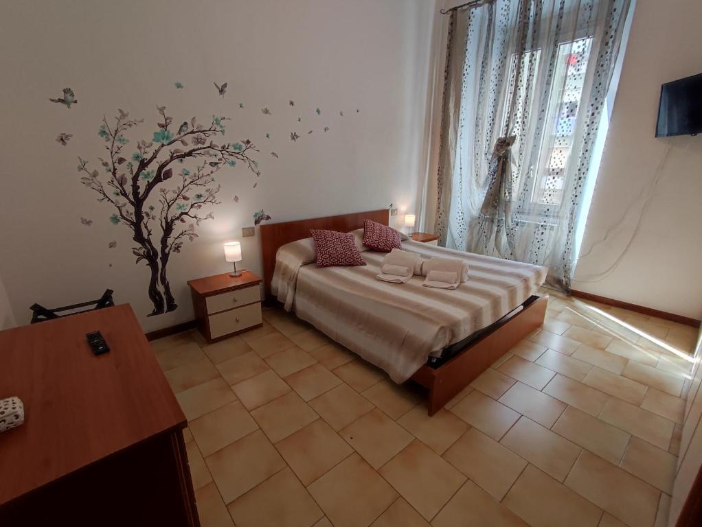 ein Schlafzimmer mit einem Bett und einem großen Fenster in der Unterkunft Coccole Apartment in La Spezia