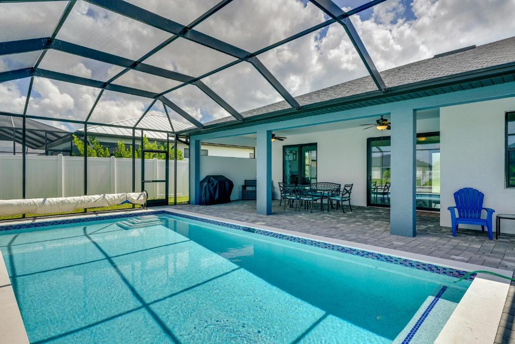 uma casa com piscina com telhado de vidro em Sleek Cape Coral Home with Pool - Near Waterpark! em Cape Coral