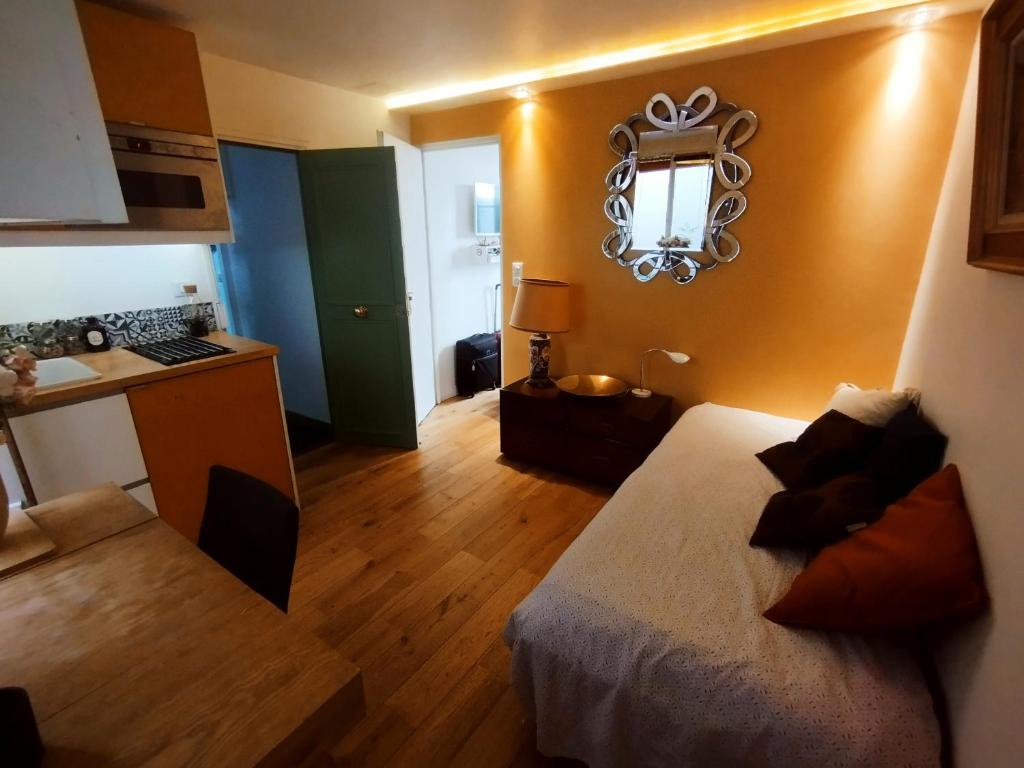 Kleines Zimmer mit einem Bett und einer Küche in der Unterkunft Sacré coeur studio in Paris