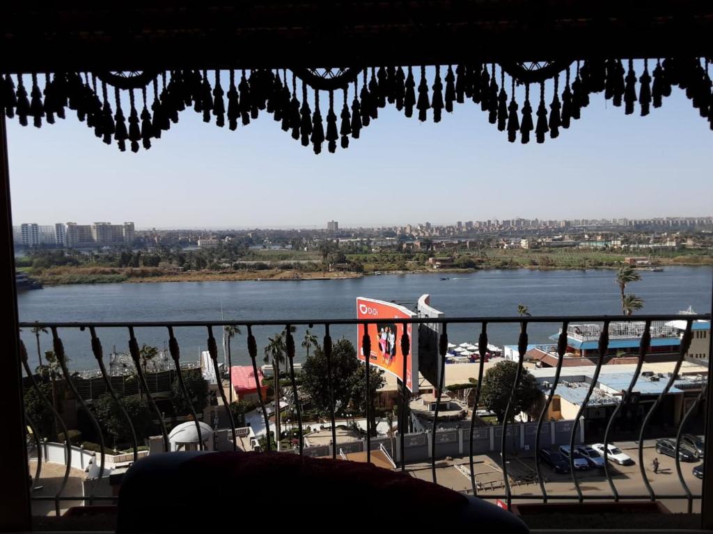 d'un balcon avec vue sur la rivière. dans l'établissement كورنيش المعادي, au Caire