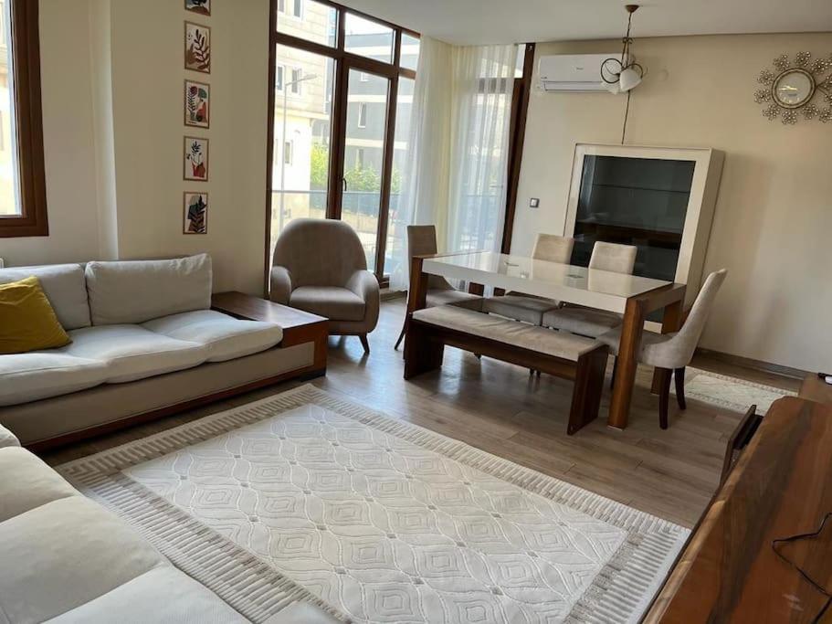 ein Wohnzimmer mit einem Sofa und einem Tisch in der Unterkunft Luxury Apartment In The Center 7 Min Walking Distance to Metrobus in Esenyurt
