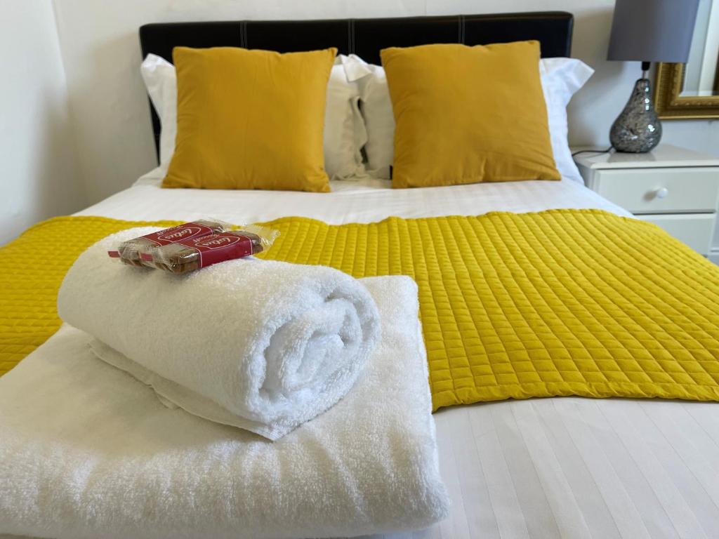 เตียงในห้องที่ Robinhuts - 3 Bed Accommodation -Perfect for Contractors, Families & Students