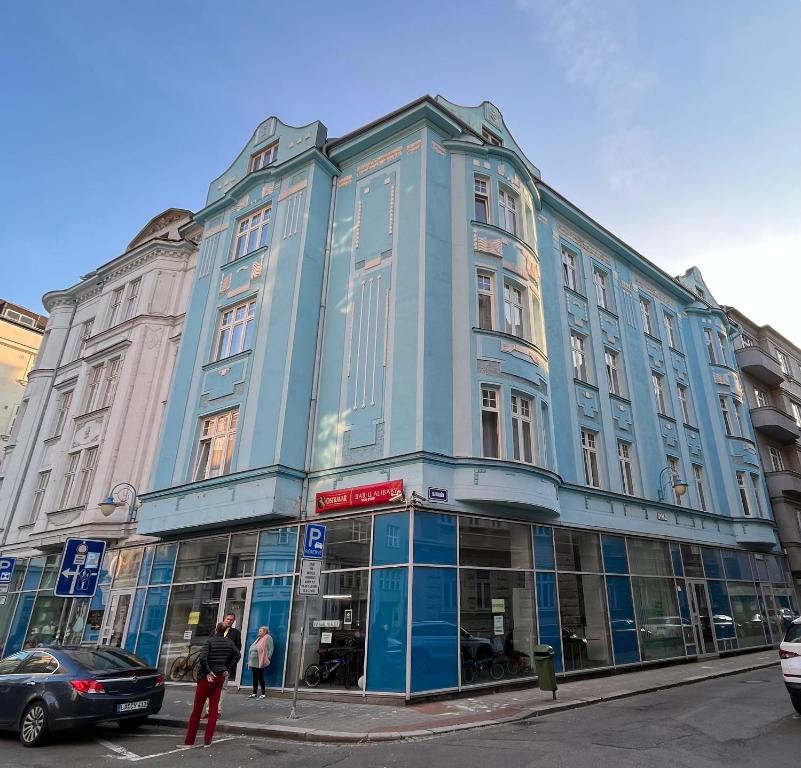 U Betty - Ostrava Centrum في أوسترافا: مبنى ازرق على زاوية شارع