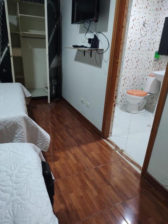 TV a/nebo společenská místnost v ubytování Noras Homestay Laureles