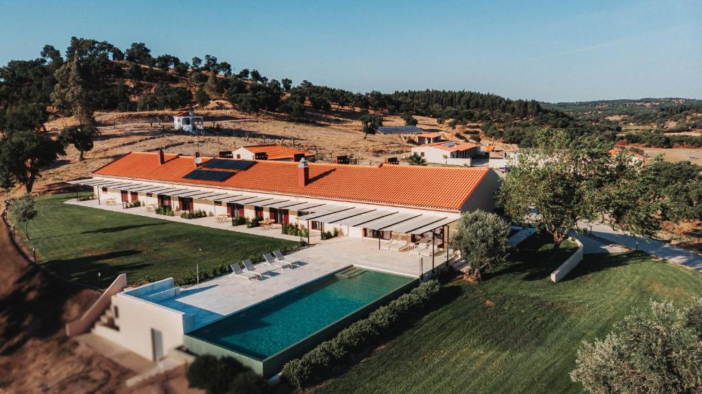 uma vista aérea de uma casa com piscina em Herdade dos Cordeiros em Santarém